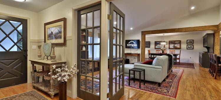 Cozy Fireplace and Lush Garden Oasis - Funky Eclectic Retreat图片