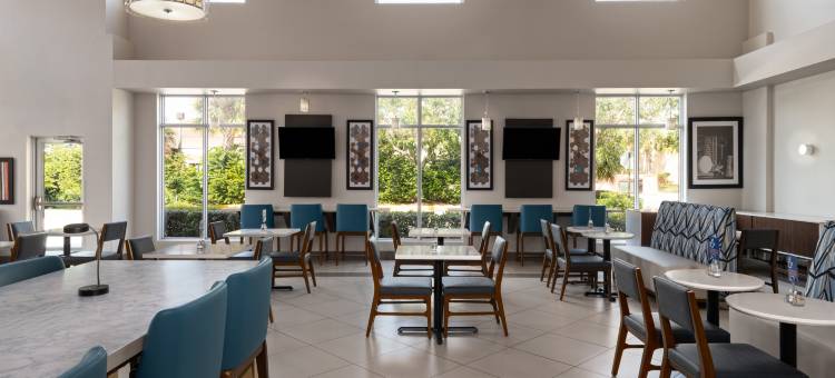 智选假日套房酒店波因顿海滩(Holiday Inn Express & Suites Boynton Beach West)图片