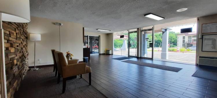 OYO伊利诺伊莫林市区I-74北酒店(Americas Best Value Inn Moline)图片