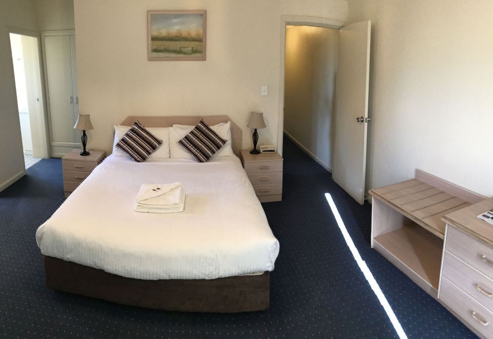 Orange Motor Lodge Hotel Overview