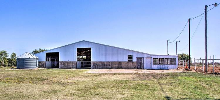 带有游泳池和马厩接入的牧场度假胜地！(Ranch Getaway with Pool and Horse Stall Access!)图片