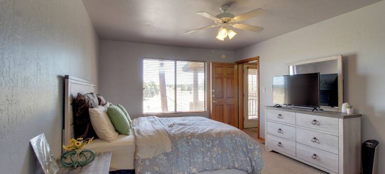 距锡特格雷夫斯16英里：欧弗加德小屋带门廊(Families Welcome! Overgaard Cabin with Playground)图片