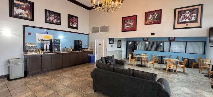 塔斯卡卢萨阿拉巴马大学戴斯套房酒店(Days Inn & Suites by Wyndham Tuscaloosa - Univ. of Alabama)图片