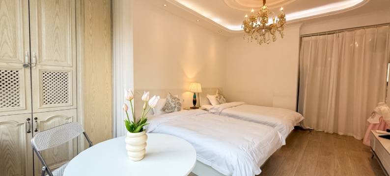 大学阳光网红墙季节空间民宿(公园路分店)图片