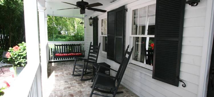 Carriage House under Live Oaks In Historic Downtown Beaufort with Patio Garden图片