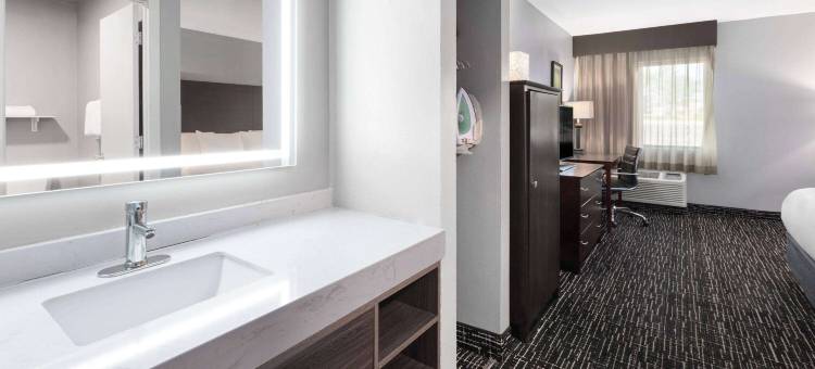 希博伊根拉昆塔温德姆酒店(La Quinta Inn by Wyndham Sheboygan, WI)图片