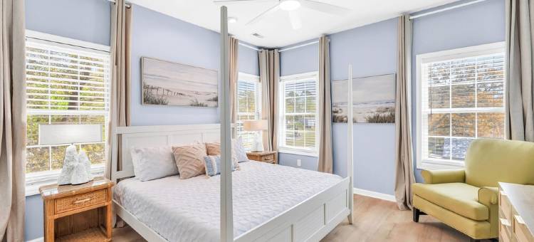 FULLY RENOVATED Oak Island Oasis: 1.5 blocks to beach. Pet & family friendly!图片