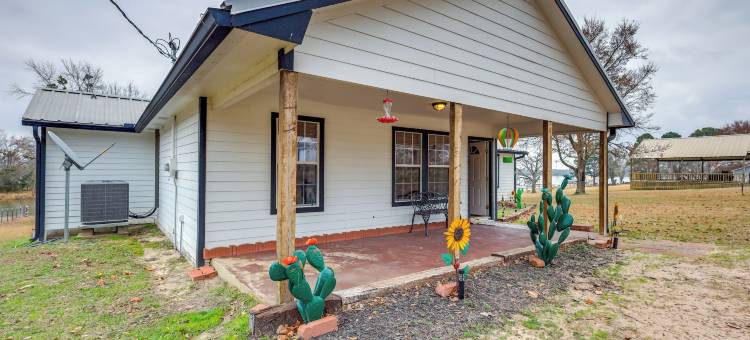 码头，甲板和景观：朱厄特湖畔小屋！(Dock, Decks & Views: Lakefront Cottage)图片