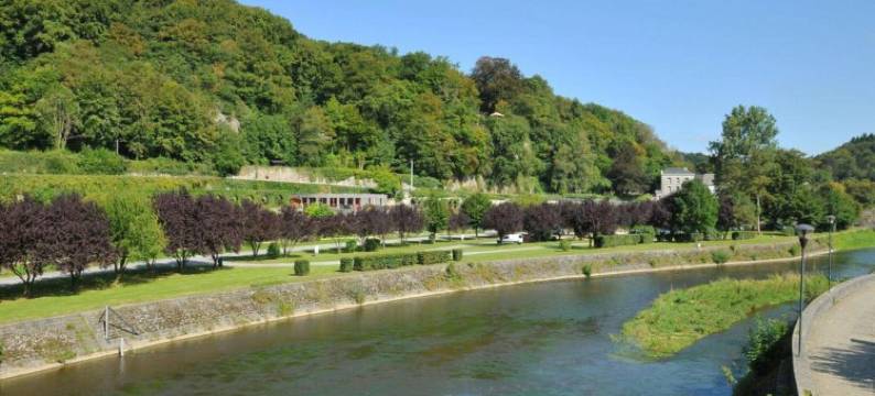 杜尔比附带热水浴缸和山谷景观的小屋(Lodge in Durbuy With Hot Tub & Valley Views)图片