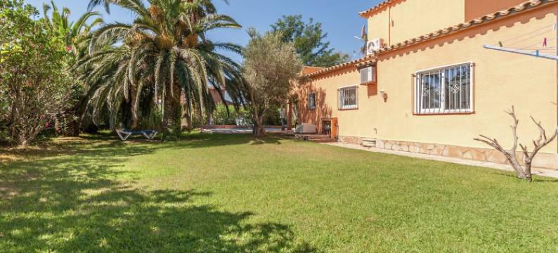 Relaxing Villa Steps from Beach图片