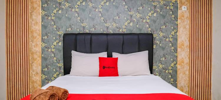 红多兹酒店@泗水邦利马苏迪曼(RedDoorz @ Panglima Sudirman)图片