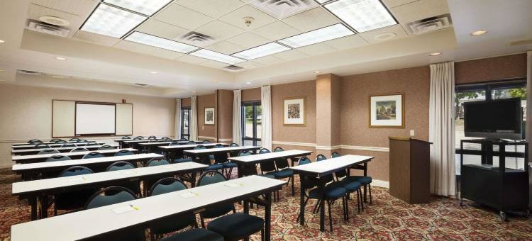 锡达拉皮兹戴斯套房酒店(Days Inn & Suites by Wyndham Cedar Rapids)图片