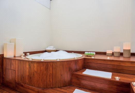 NH Cali Royal Hotel Overview