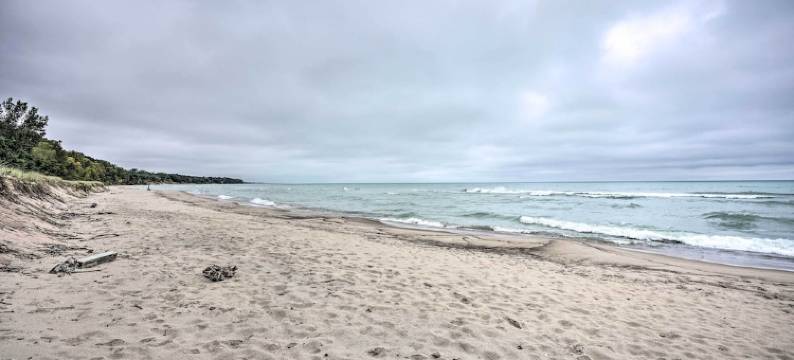 靠近密歇根湖的湖滨逃生地!(Lakeside Escape Steps to Lake Michigan Beach!)图片