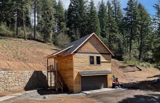 Secluded, quiet mountain retreat in the heart of North Idaho close to activities