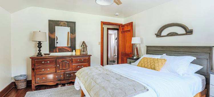 带围栏的16英亩家庭友好型农舍，配有步道(Family Friendly Farmhouse on FENCED 16 Acres with Trails)图片