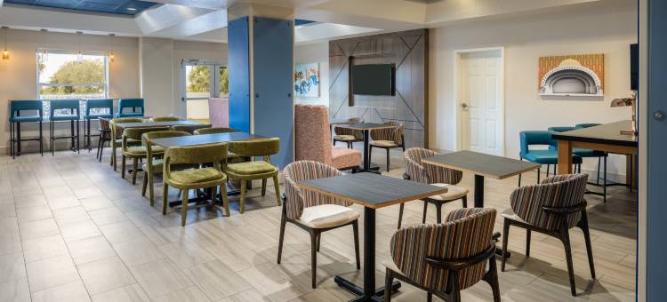 奥兰多国际机场智选假日酒店(Holiday Inn Express & Suites Orlando International Airport)图片