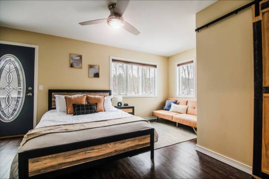 Luxurious Hot Tub and Serene Nature Retreat - Modern Oasis