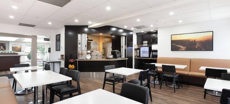 卡尔加里邵尼斯区速8酒店(Super 8 by Wyndham Calgary Shawnessy Area)图片