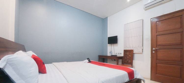 红多兹Plus酒店-近格林普拉姆卡广场购物中心(RedDoorz Plus Near Green Pramuka Square Mall)图片