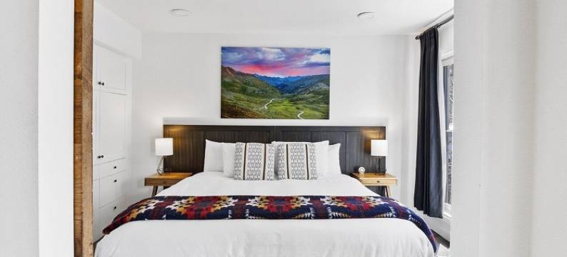 Top Floor Condo with Balcony Steps to Lifts & Main Street 2 Bedroom Condo by RedAwning图片