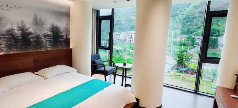 杭州临安龙井源民宿(龙井峡漂流三渡山地运动公园店)图片