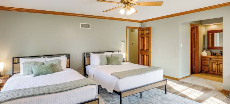 近堪萨斯城的3000平方英尺团体度假屋，带泳池(3,000-sq-ft Group Getaway w/ Pool Near Kansas City)图片