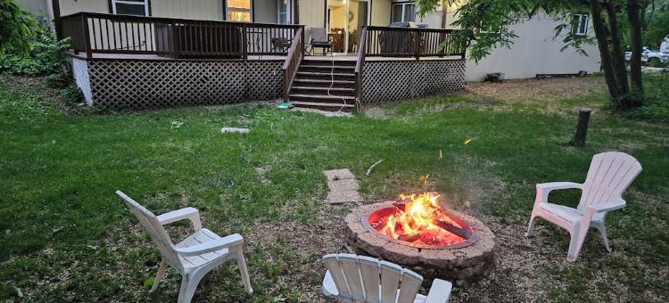 3 BdrHomew/HotTub+FREE Firewood,sleeps10inMauston,closeto WI Dells/Attractions图片