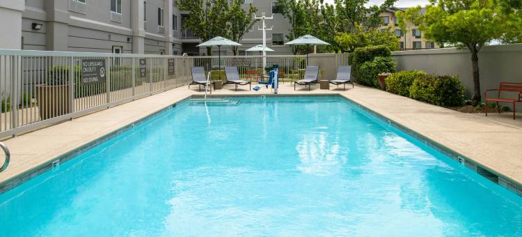 雷丁欢朋套房酒店(Hampton Inn & Suites Redding)图片