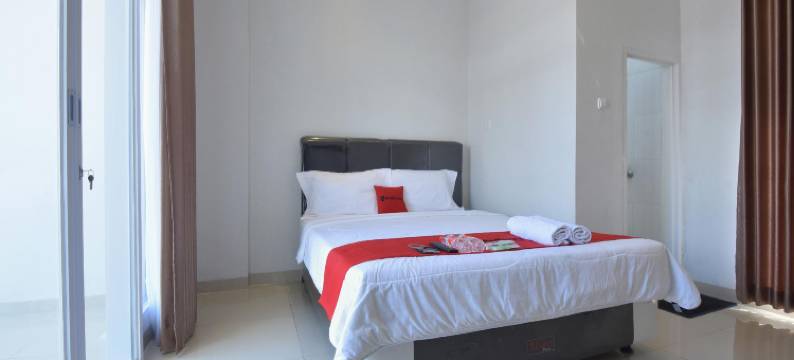 红多兹酒店近阿伦阿伦芝拉扎(RedDoorz near Alun Alun Cilacap)图片