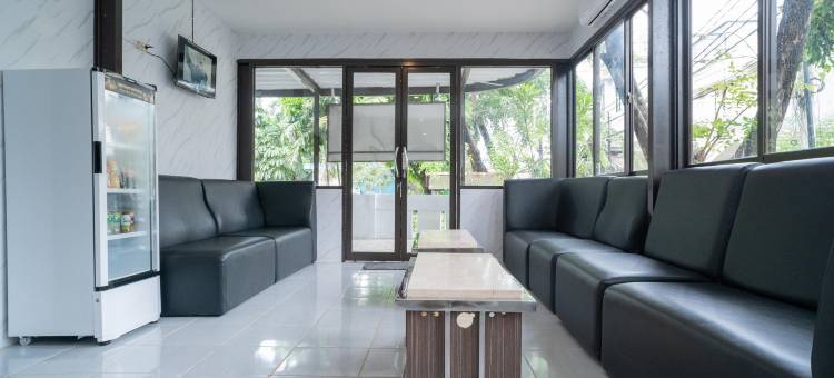 红多兹Plus酒店-近ITC森帕卡马斯2号(RedDoorz Plus Near ITC Cempaka Mas 2)图片