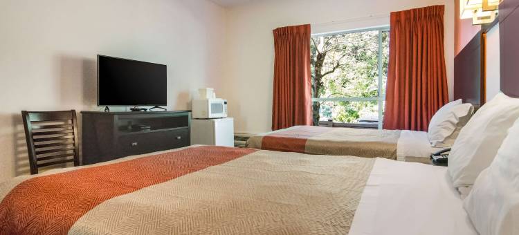 英属哥伦比亚萨里 6 号汽车旅馆(Motel 6 Surrey, BC)图片