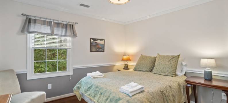 Charming Waterfront Home with Private Dock - Spacious Mountain Retreat图片