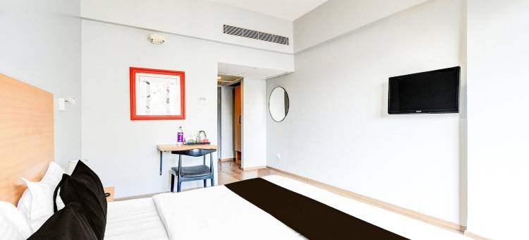 拉克迪卡普尔近红山的豪华住宿(Super Townhouse Lakdikapul)图片