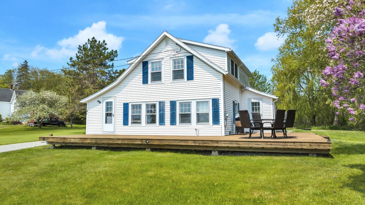 Picturesque Harbor Views - Retreat with Large Deck & Games