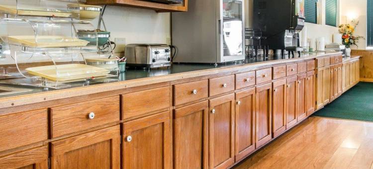 品质酒店及套房马基诺市海滨(Quality Inn & Suites Mackinaw City Beachfront)图片