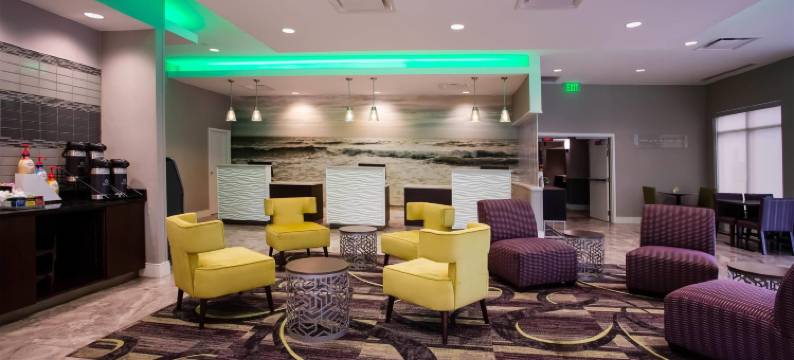 维吉尼亚海滩拉昆塔温德姆套房酒店(La Quinta Inn & Suites by Wyndham Virginia Beach)图片