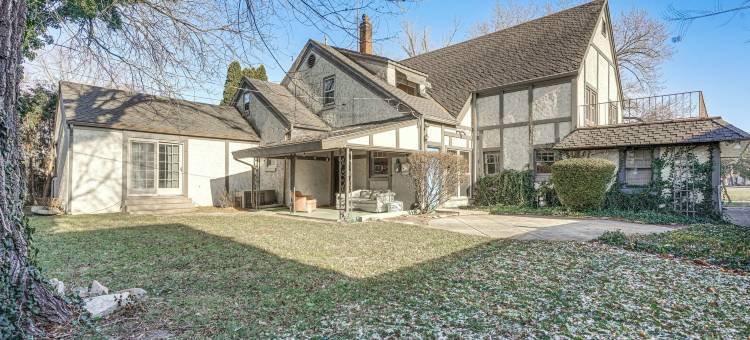 历史悠久的奥本家庭，带剧院和院子！(Historic Auburn Home w/ Theater & Yard!)图片