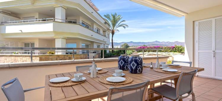 Bright apartment front of beach. Guadalmansa Beach图片