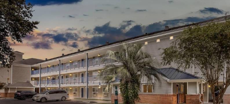 莱克兰北 I-4 郊区开放式客房(Suburban Studios Lakeland North I-4)图片