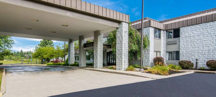 詹姆斯敦福尔科纳克拉丽奥波因特饭店(Clarion Pointe Jamestown - Falconer)图片