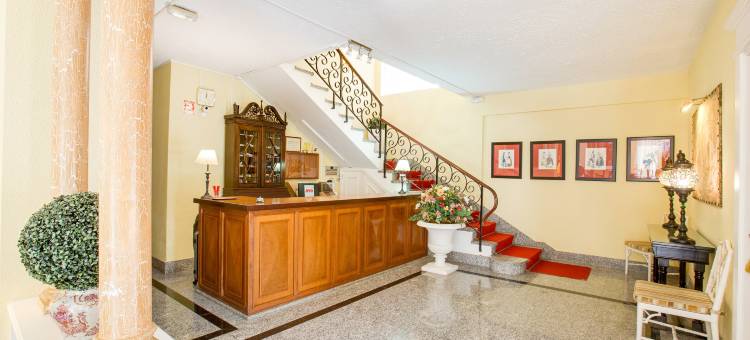 OYO唐坎迪多酒店(Hotel Don Cándido)图片