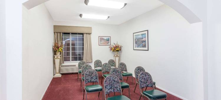 弗雷斯诺西北华美达酒店(Ramada by Wyndham Fresno Northwest)图片