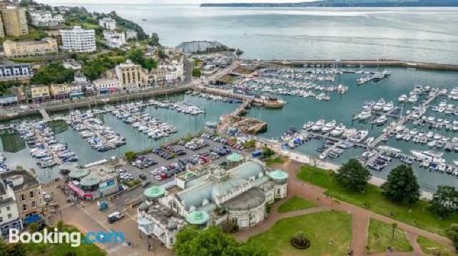 船屋 - 靠近海滩和码头(The Boathouse - Panoramic Sea View Retreat, Near Town, Marina & Beach, with Parking)