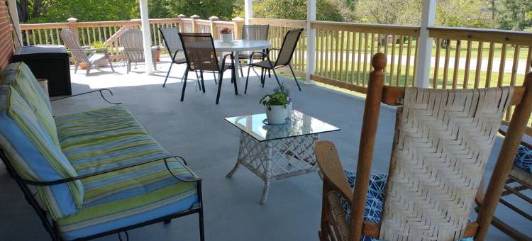 贝德福德，弗吉尼亚阳光之家蓝岭公园大道私人主层度假屋(Private MAIN LEVEL of this Sunny House Near the Blue Ridge Parkway, Bedford, VA)图片