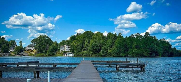 5 Bdrm Dog Friendly, Lake Access Getaway w/Playground, Fire Pit & More图片