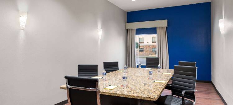 登顿大学路拉昆塔温德姆套房酒店(La Quinta Inn & Suites by Wyndham Denton - University Drive)图片