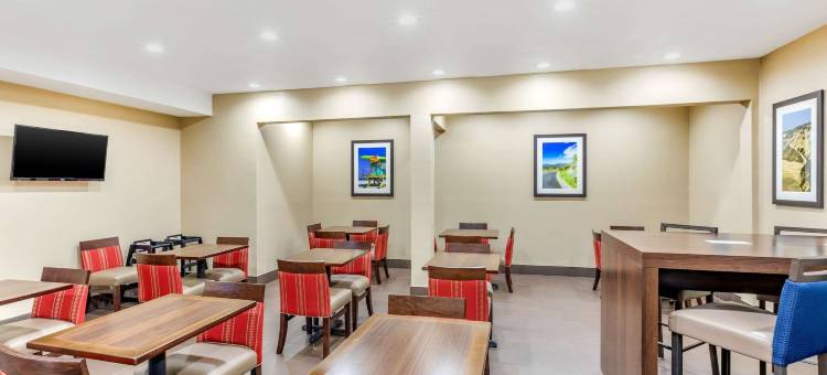 奥兰治县约翰韦恩机场舒适套房酒店(Comfort Inn & Suites Orange County John Wayne Airport)图片