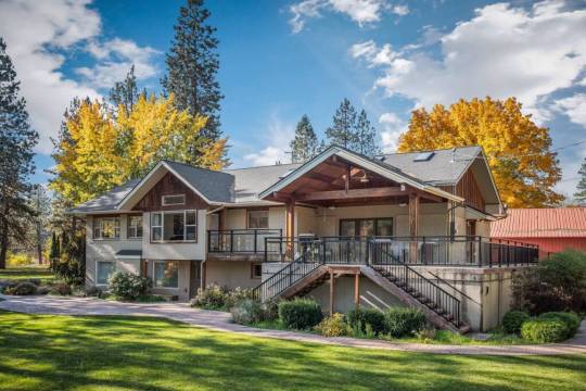 Riverfront Adventure and Luxury Amenities - Stunning Nature Retreat