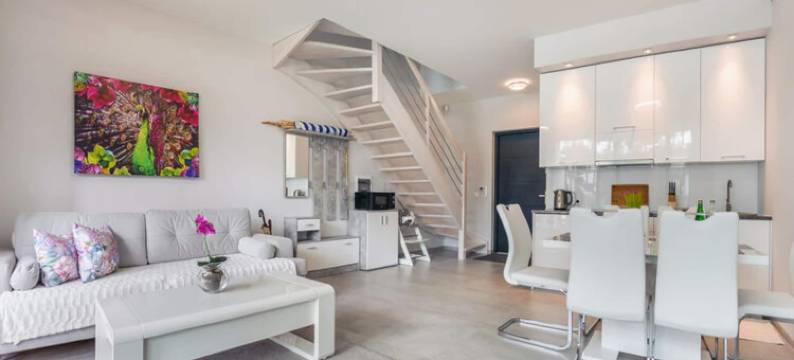 带花园和泳池的两层度假屋(2-Story Holiday Home with a Garden and a Pool)图片